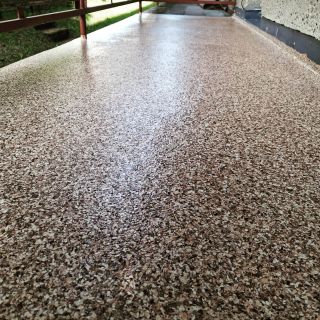 Další krásně zrenovovaný balkon pomocí polyuretanu s chipsy 👏👏👏 POSTUP: 1. Vybourání staré dlažby 2. Opravy hran pomocí...